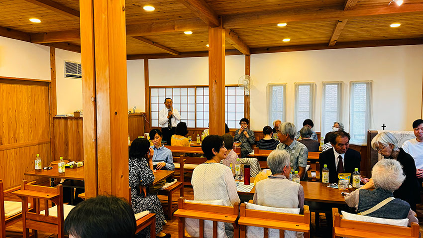 開会のあいさつは岡　健介牧師