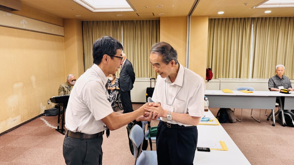 (左)服部信夫牧師(静岡キリスト教盲人伝道センター理事長)