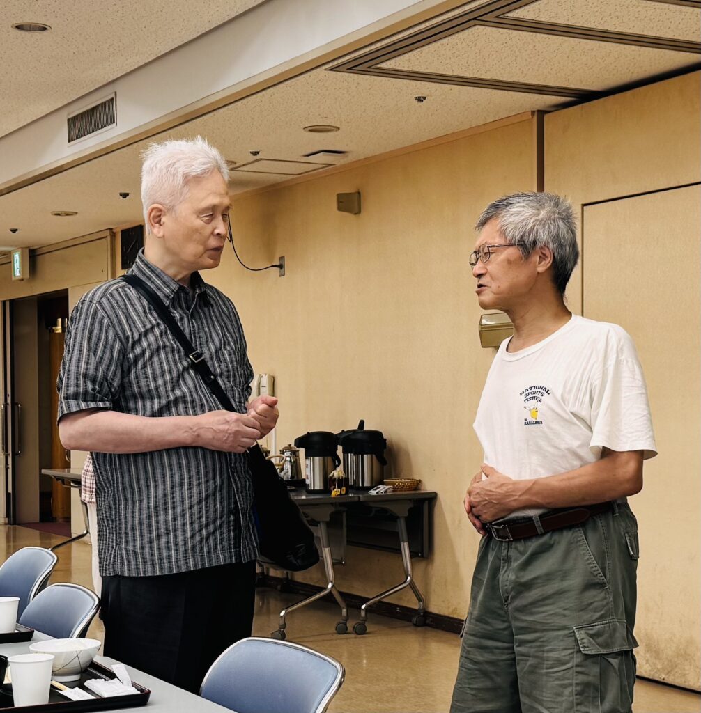 熊本から参加の河津さん(左)に声をかける