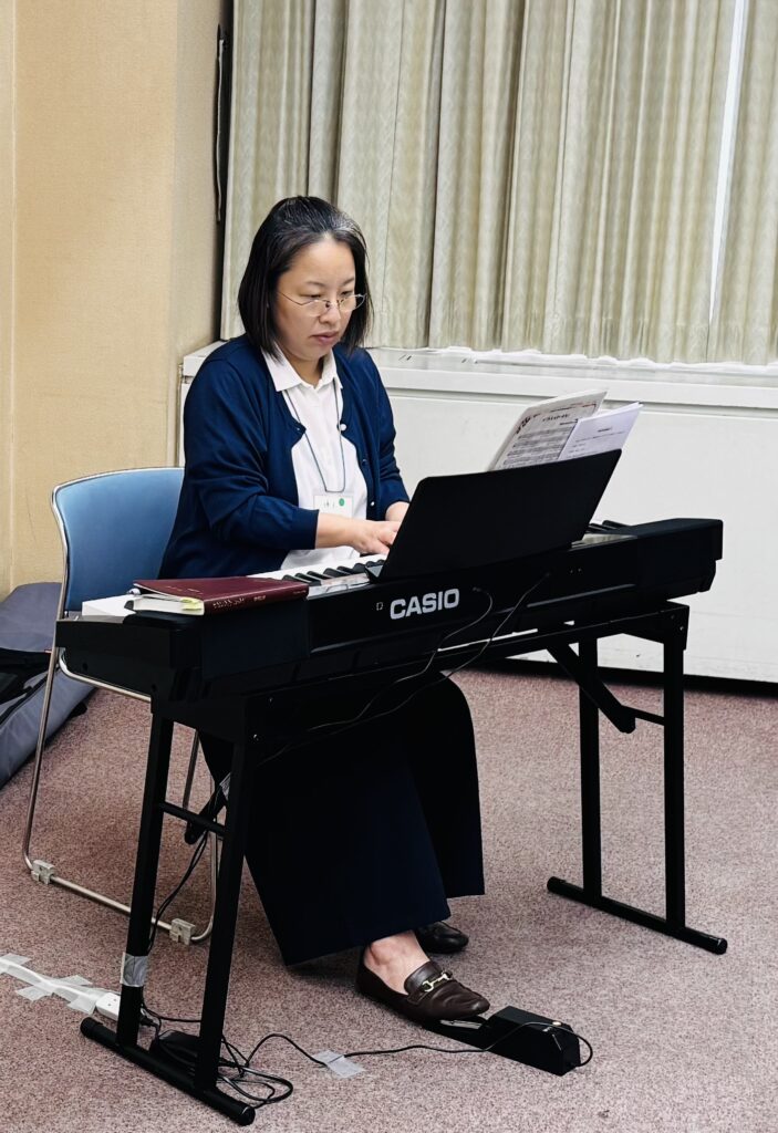 奏楽の澁谷実季牧師