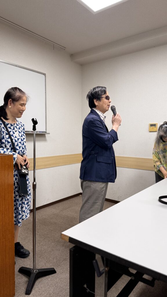 司会の佐藤佳美さん(左)と開会のあいさつをする田中会長