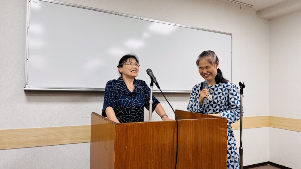 橋本満子さん(左)